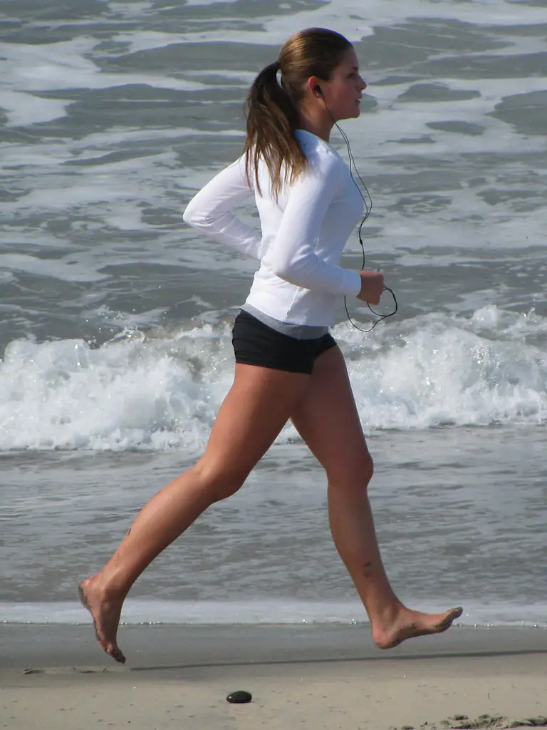Should you wear shoes when running on the beach?